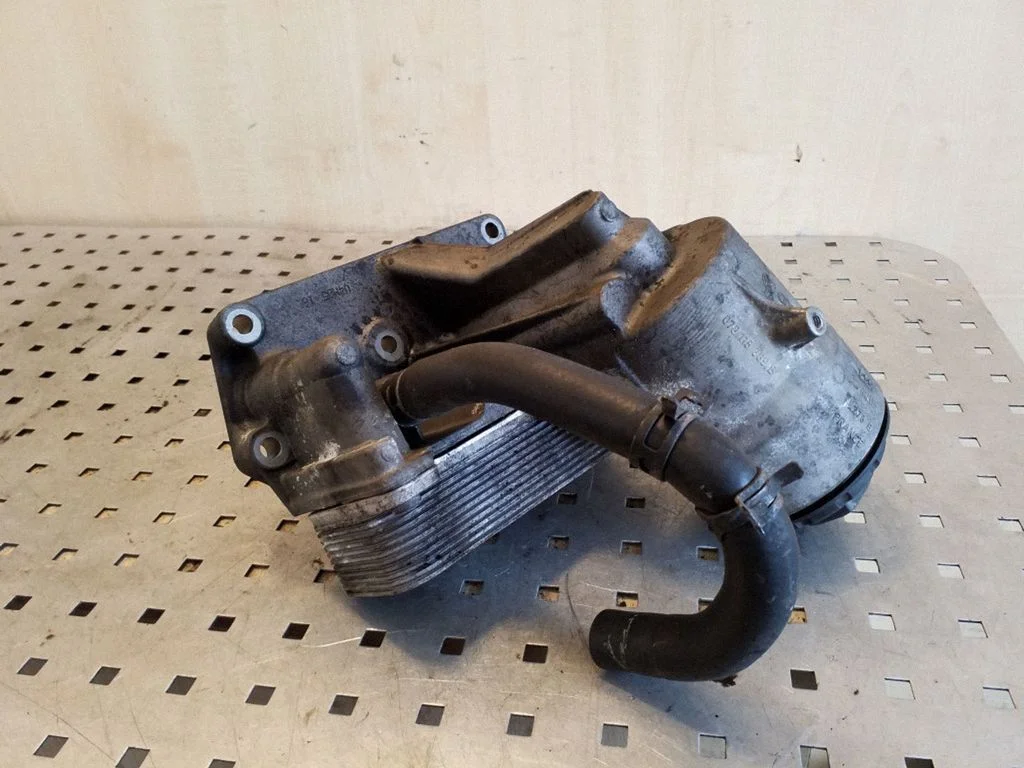 Oil filter mounting bracket 070115389B