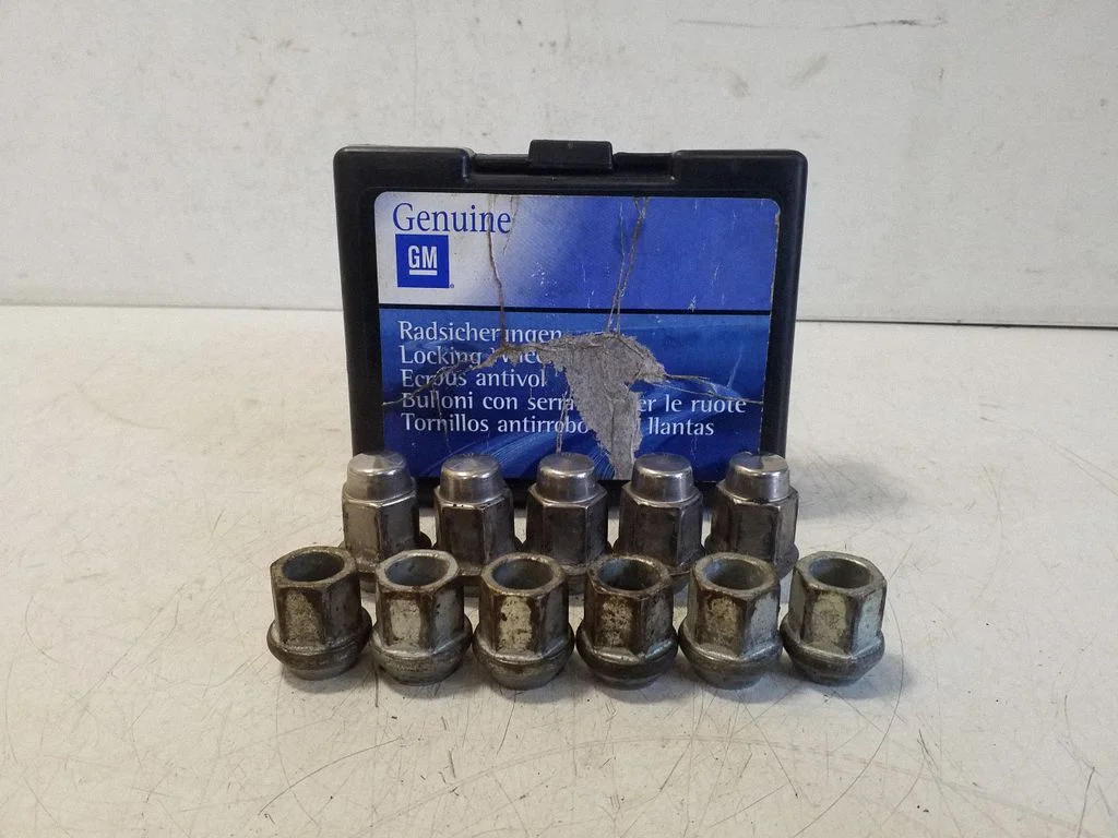 Nuts/bolts 13331084 – Opel Ampera (2011-)