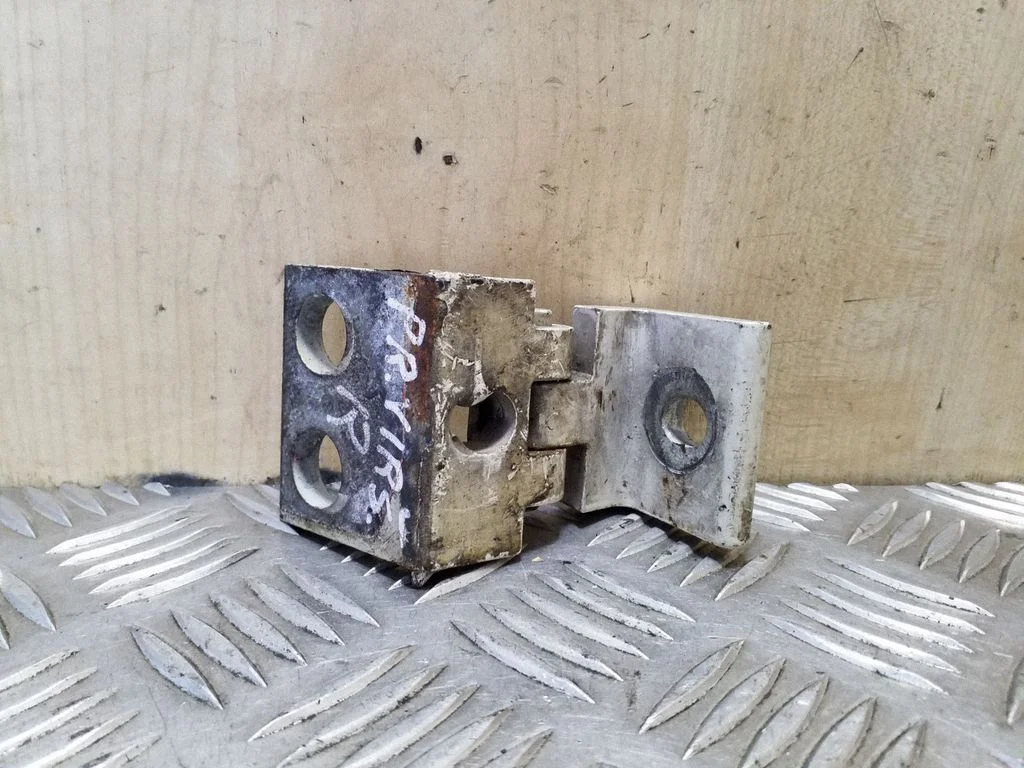 Priekšējā augšējā eņģe 701831401C