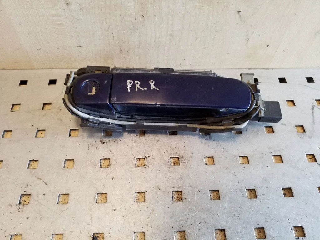 Front door exterior handle – right