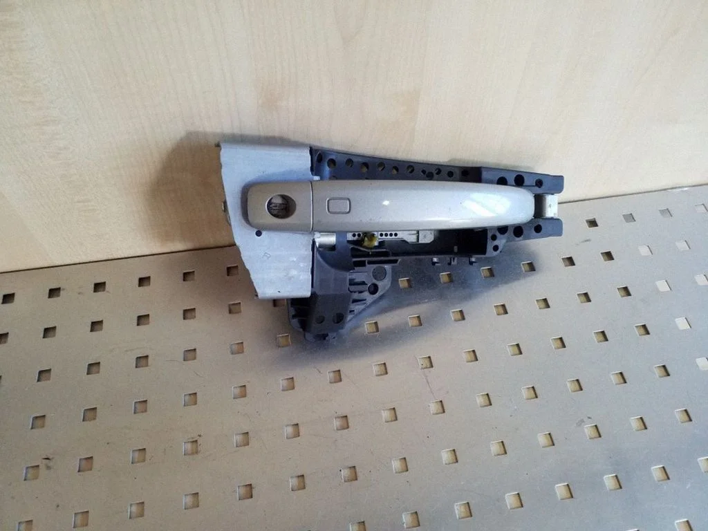 Front door exterior handle 8T2837886B