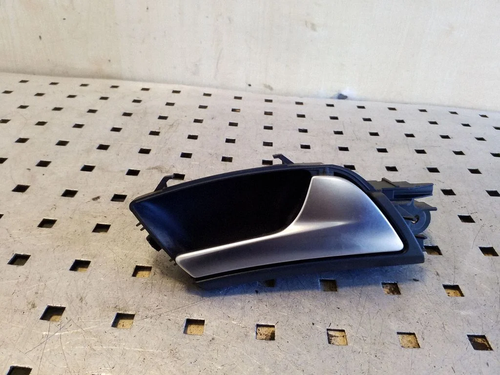 Front door interior handle 8T0837020A