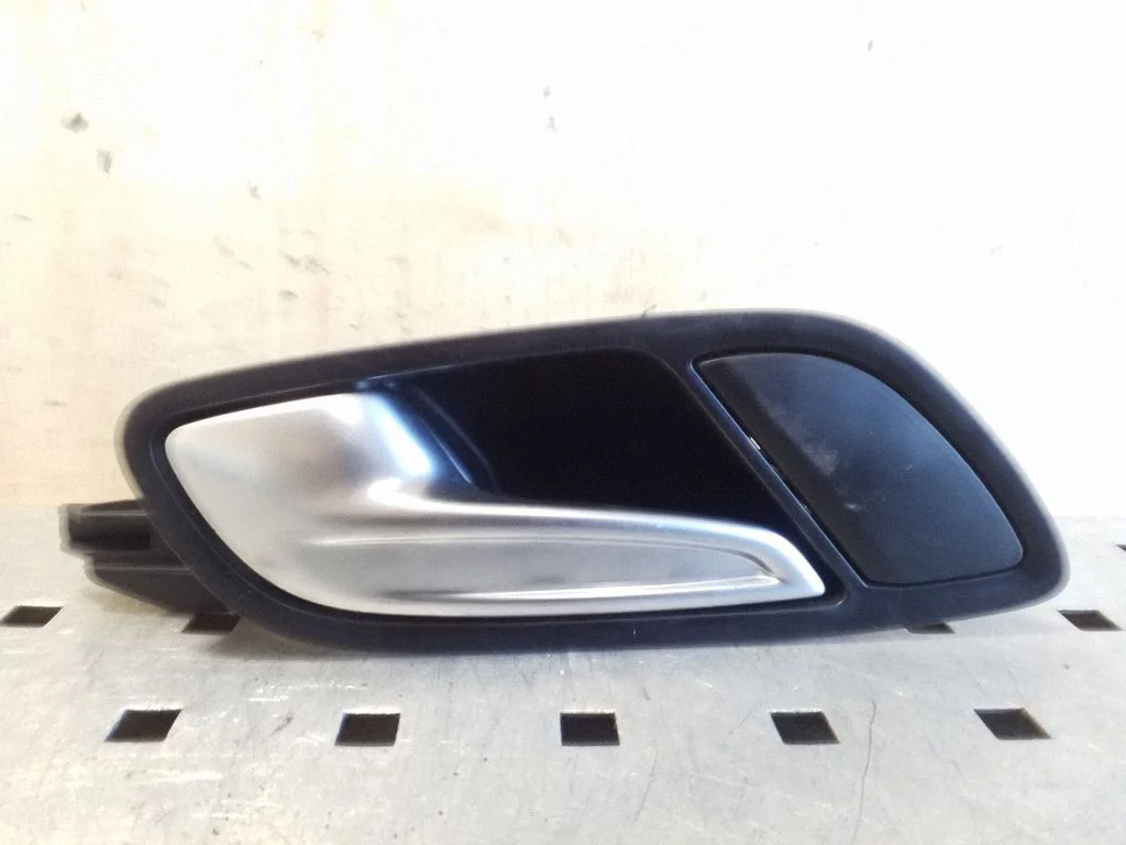 Front door interior handle 8J1837019