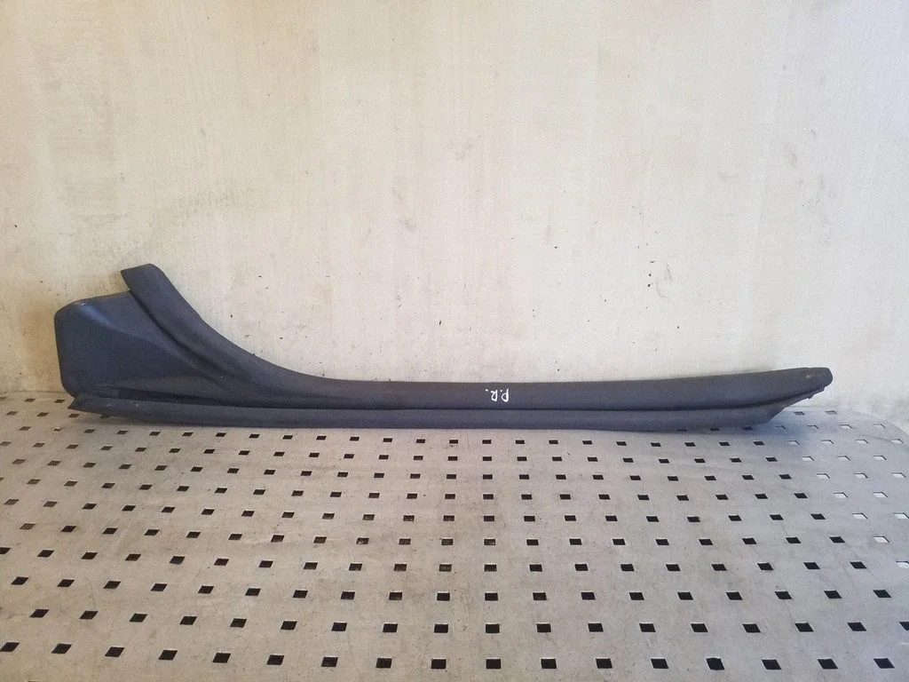 Front door rubber seal 8F0831722