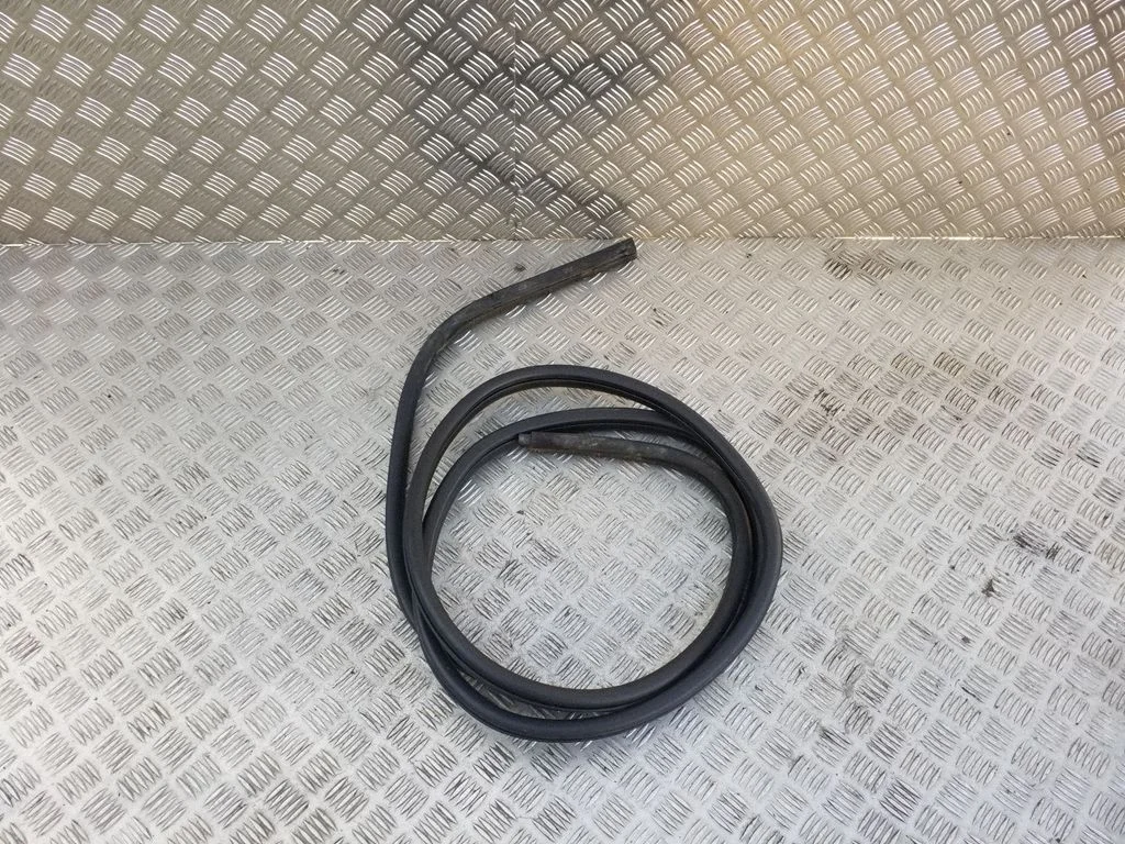 Front door rubber seal – front right