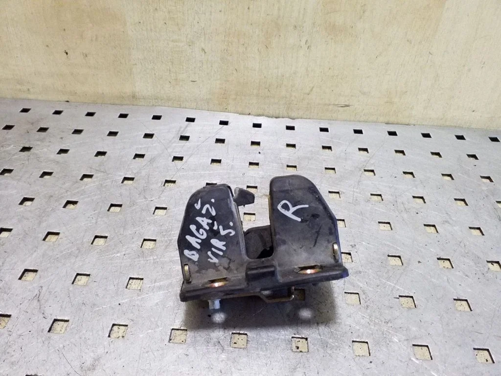 Loading door lock 701827162