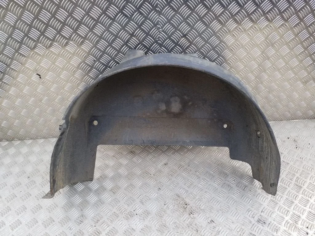 Rear arch fender liner splash guards