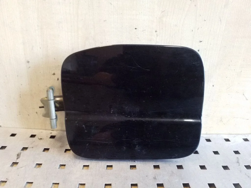 Fuel tank cap – right