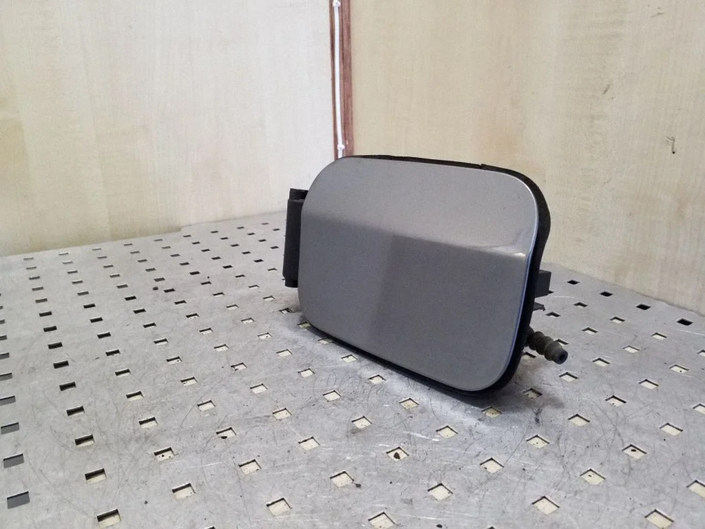 Klapka wlewu paliwa – BMW Seria 5 E60 E61 (2004-2010)