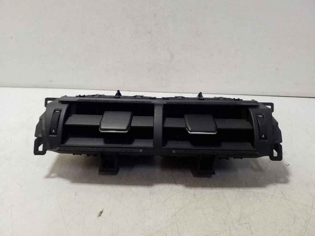 Armatuurlaua keskmine õhutusrest – Lexus NX (2014-2021)