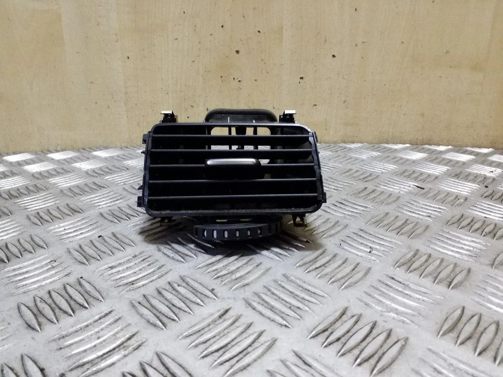 Dash center air vent grill – Volkswagen Touareg II (2010-2018)
