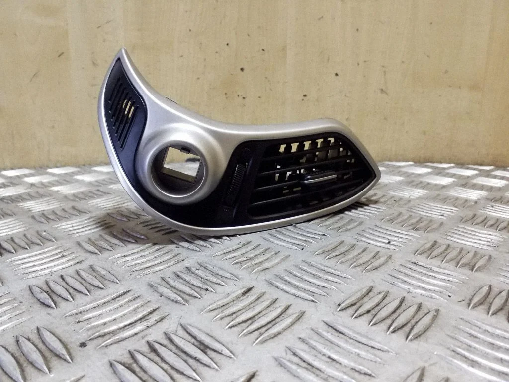 Armatuurlaua keskmine õhutusrest 974102S900TAN