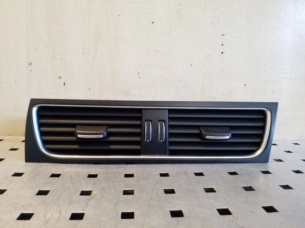 Armatuurlaua keskmine õhutusrest – Audi A5 Sportback 8TA (2009-2016)