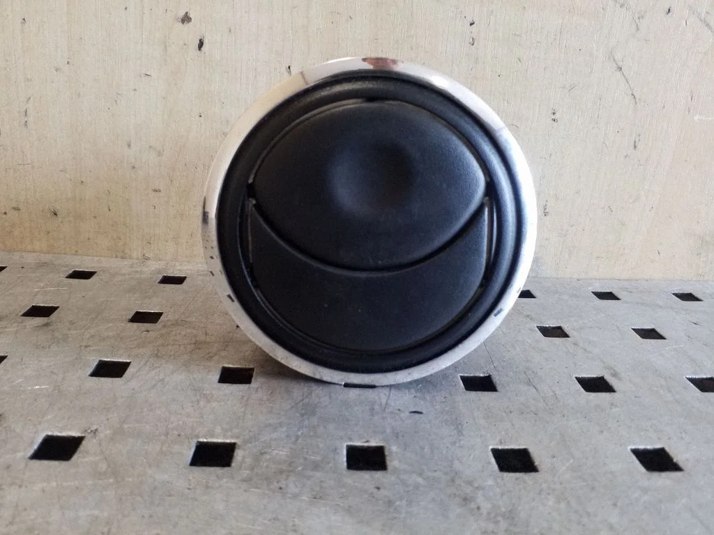 Dash center air vent grill 687604194R