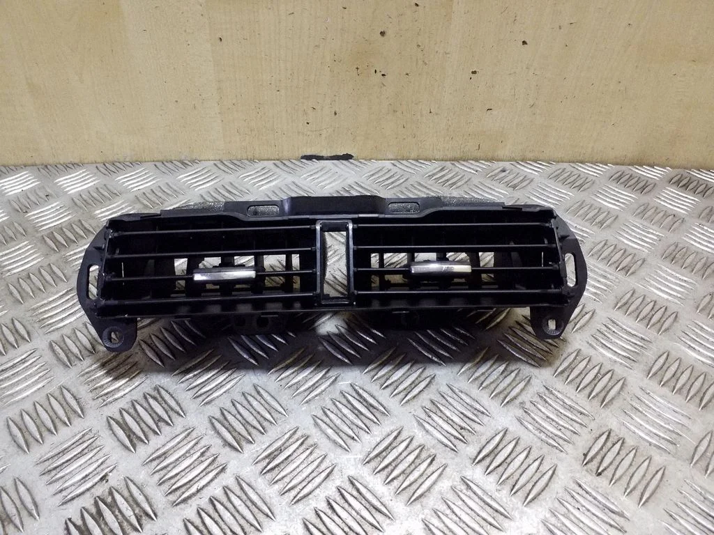 Dash center air vent grill DS7319K617BAW