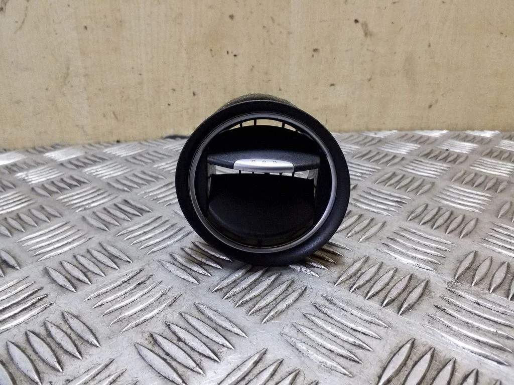 Dash center air vent grill – left