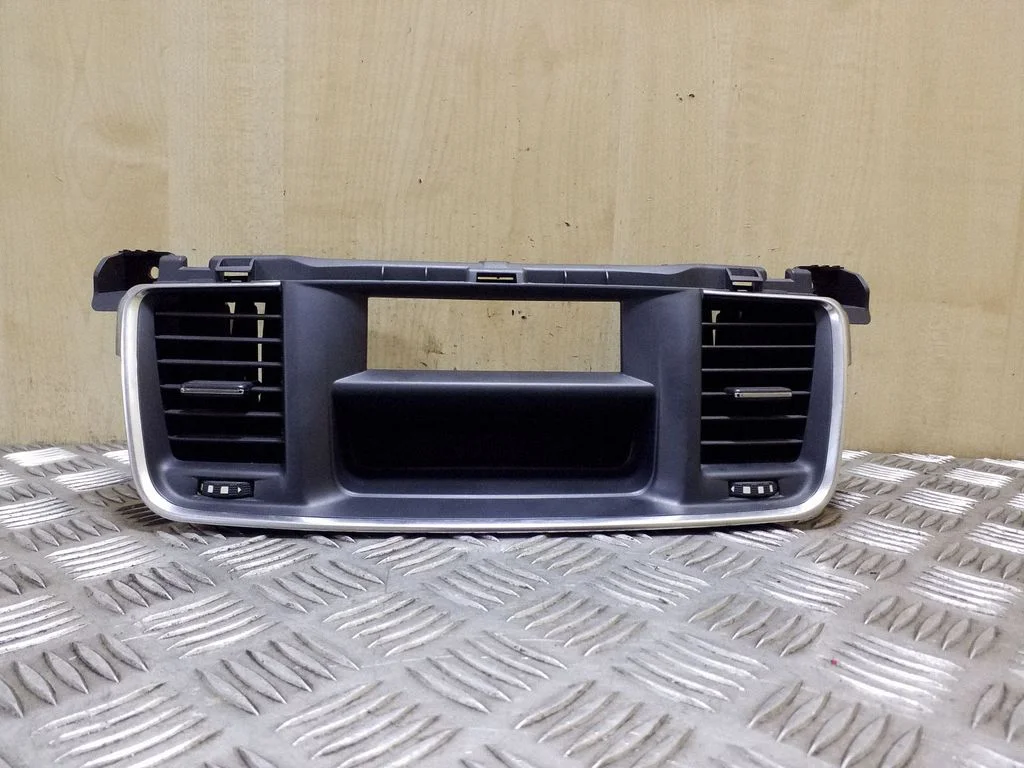 Armatuurlaua keskmine õhutusrest – Peugeot 508 RXH (2011-2018)