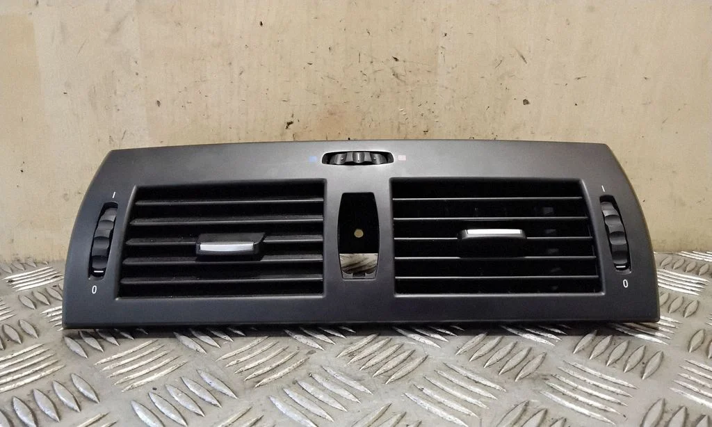 Dash center air vent grill – BMW X3 E83 (2003-2010)