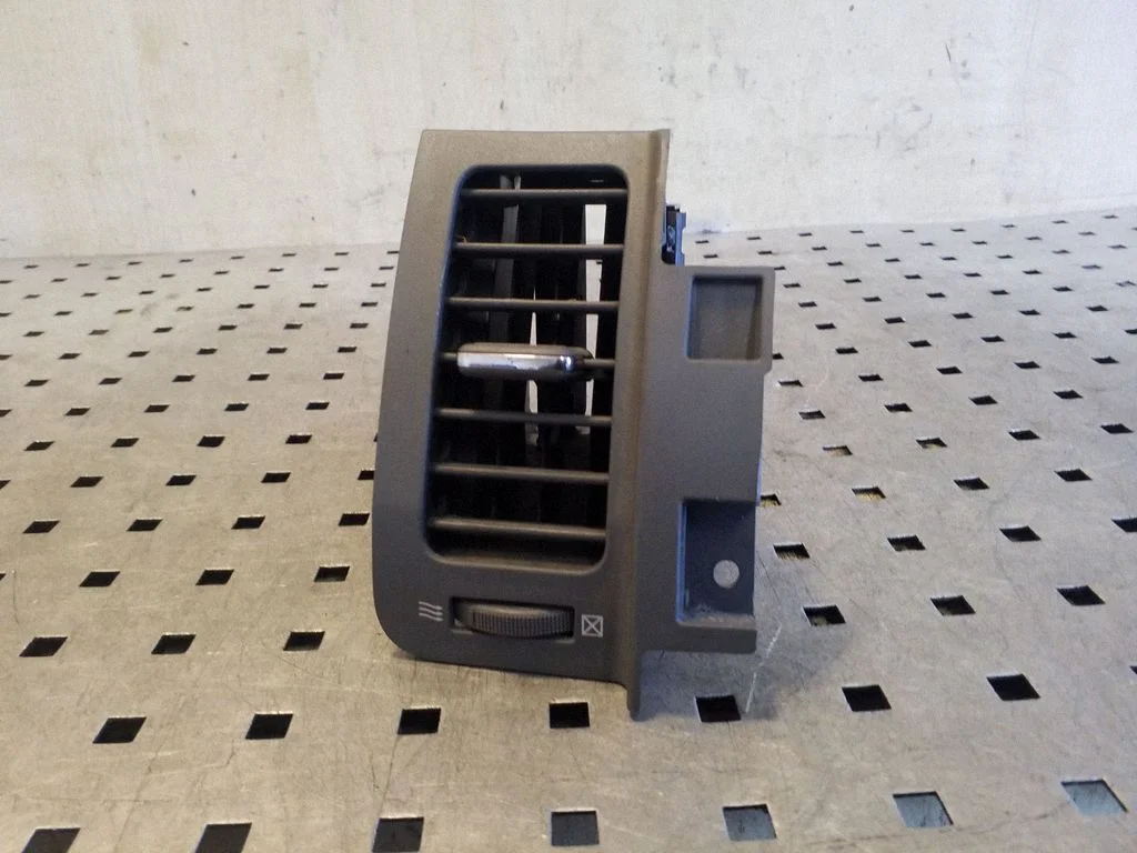 Dash center air vent grill – Nissan X-Trail T31 (2007-2014)