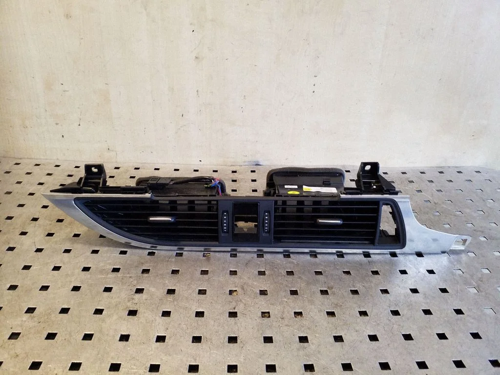 Dash center air vent grill 4G2820951