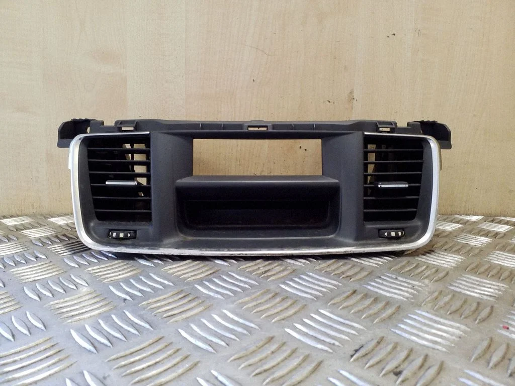Armatuurlaua keskmine õhutusrest – Peugeot 508 RXH (2011-2018)
