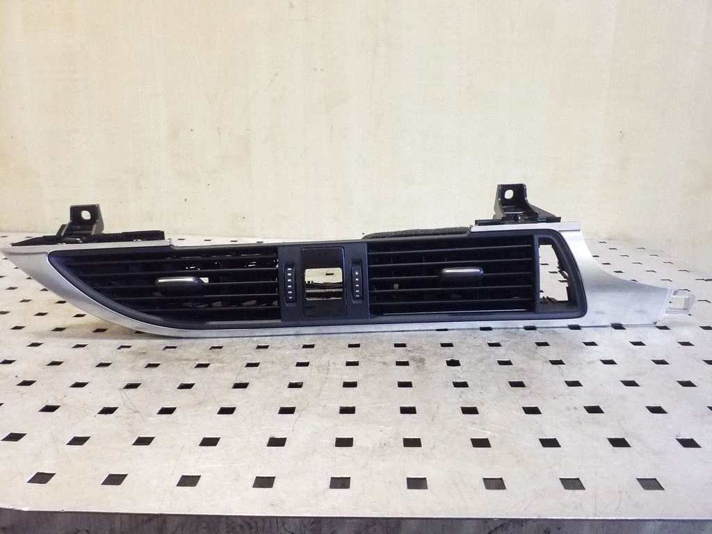 Dash center air vent grill 4G2820951