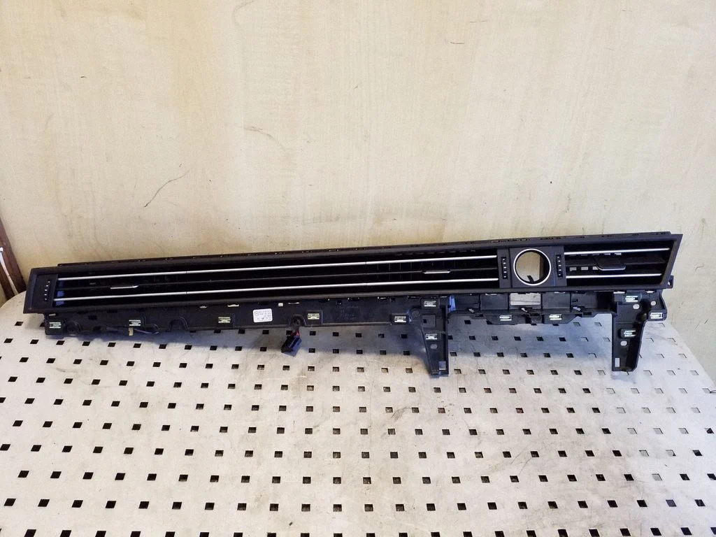 Dash center air vent grill 3G2857083
