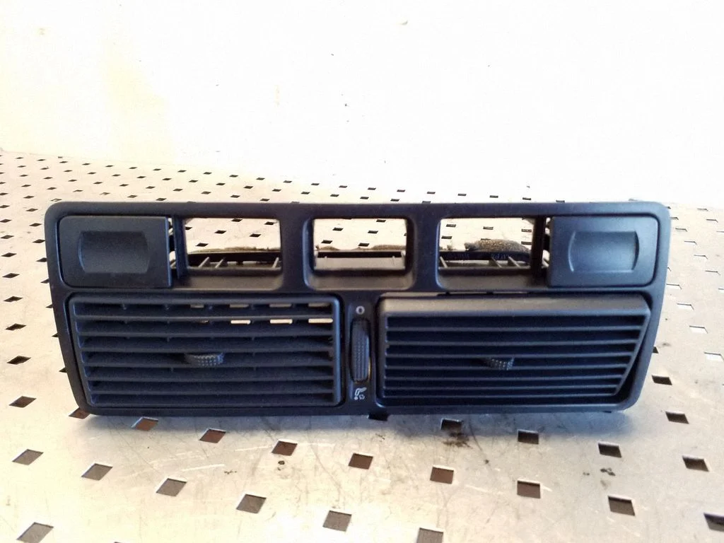 Armatuurlaua keskmine õhutusrest – Volkswagen Golf IV (1998-2005)