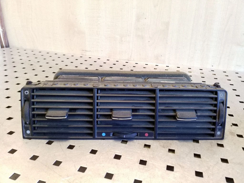 Dash center air vent grill – Audi A8 S8 D2 4D (1994-2002)