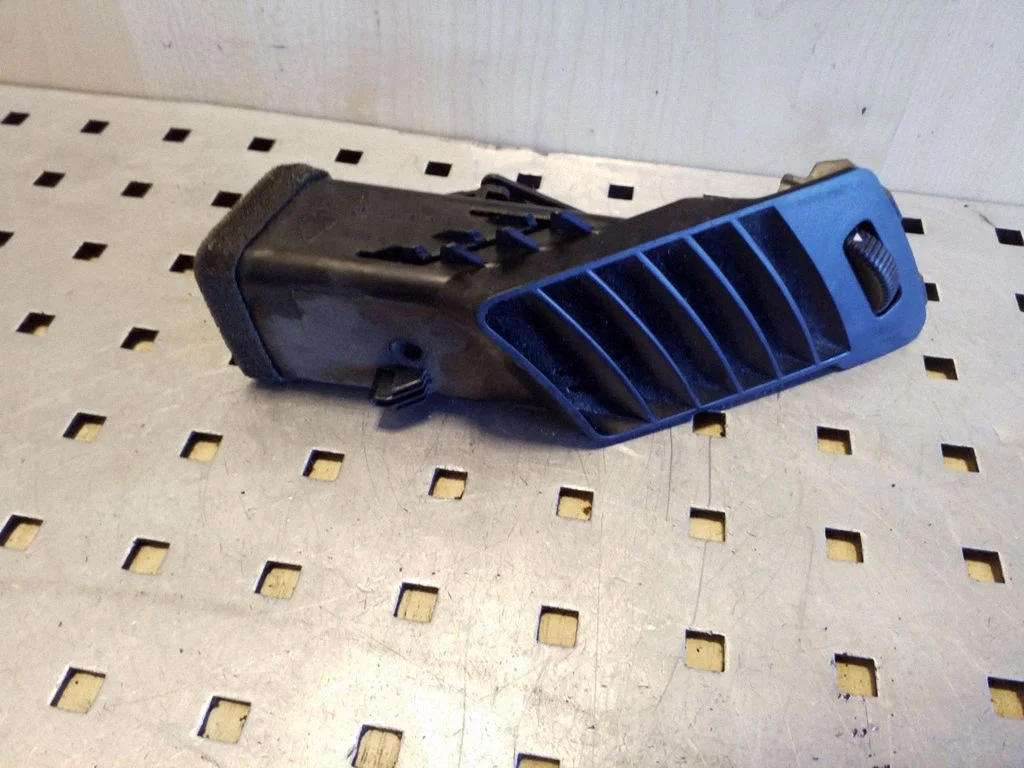 Dash center air vent grill A9068300354