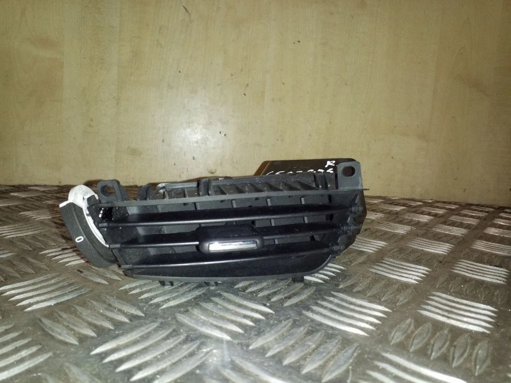 Dash center air vent grill – right