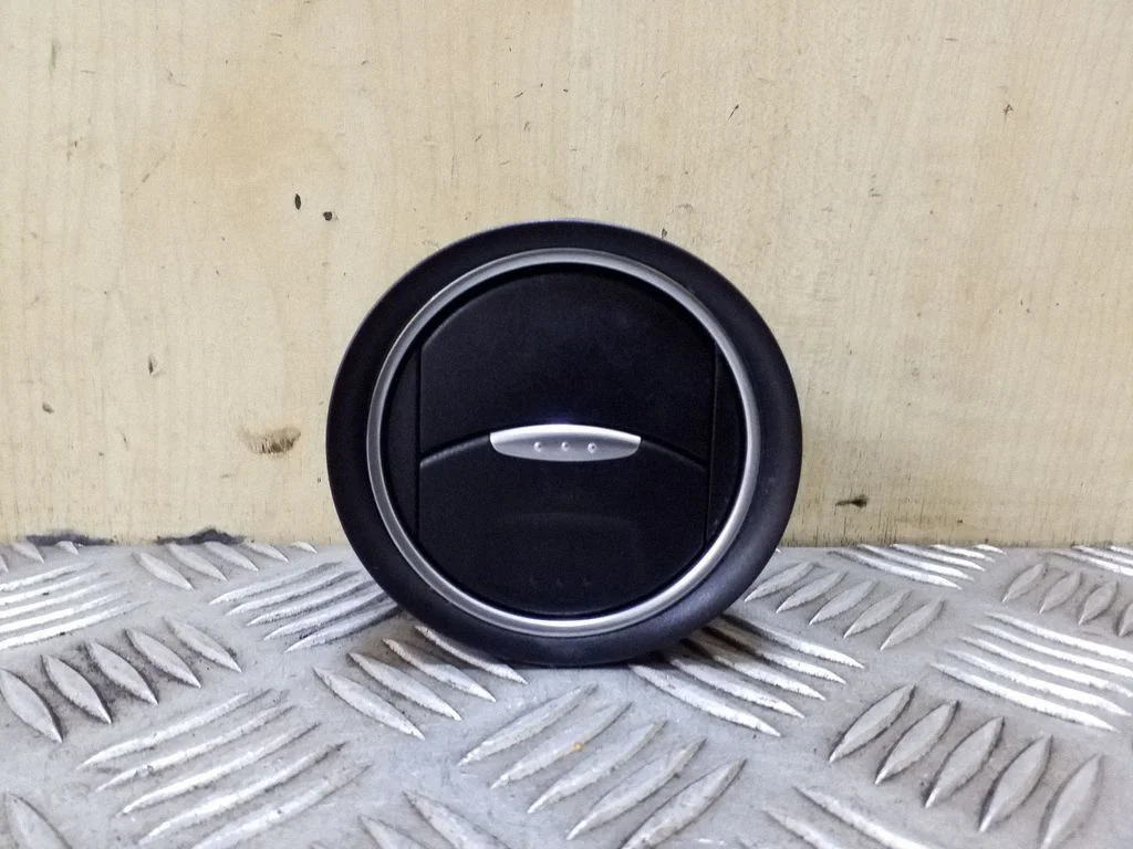 Dash center air vent grill – Ford Galaxy (2006-2015)