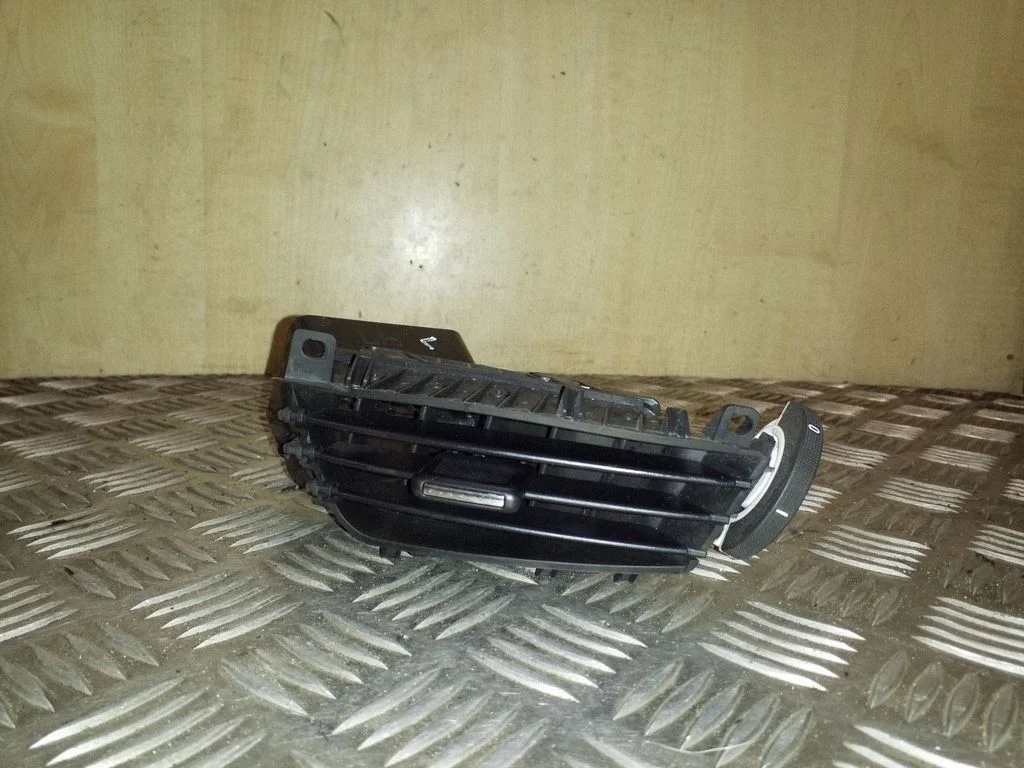 Dash center air vent grill – left