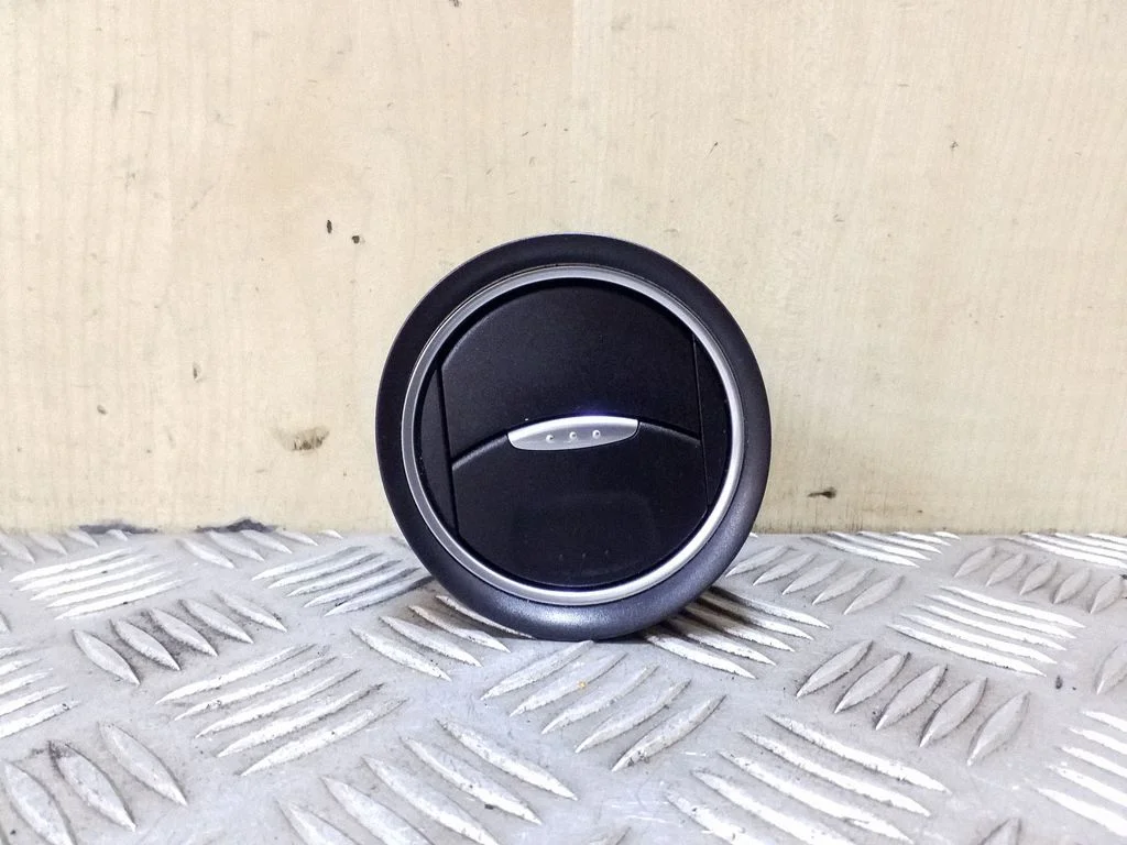 Dash center air vent grill – Ford Galaxy (2006-2015)