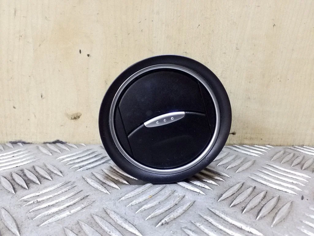 Dash center air vent grill – Ford Galaxy (2006-2015)