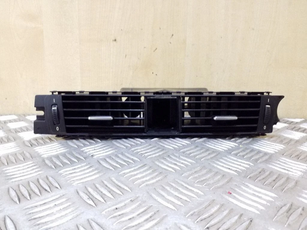 Dash center air vent grill – BMW 3 Series E90 E91 (2005-2012)