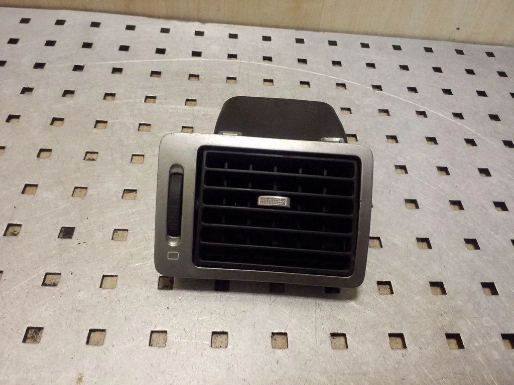 Dash center air vent grill – Peugeot 307 (2001-2005)