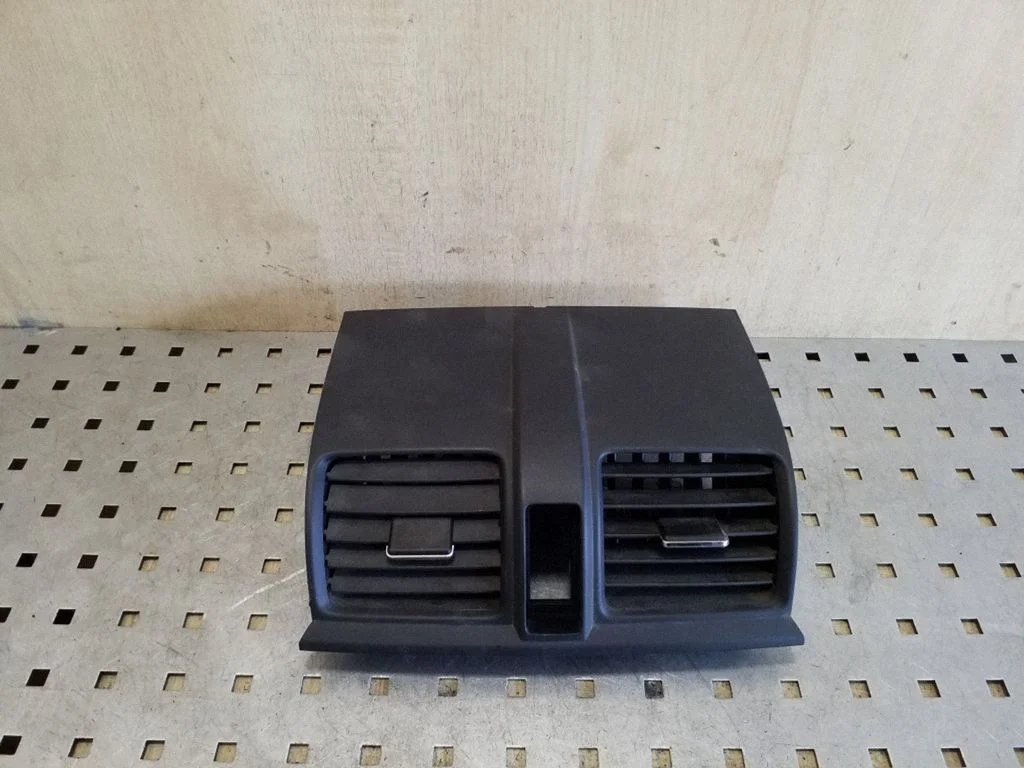 Dash center air vent grill 77610SWAA0
