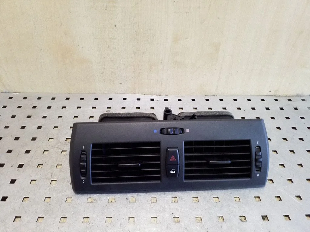 Dash center air vent grill – BMW X3 E83 (2003-2010)