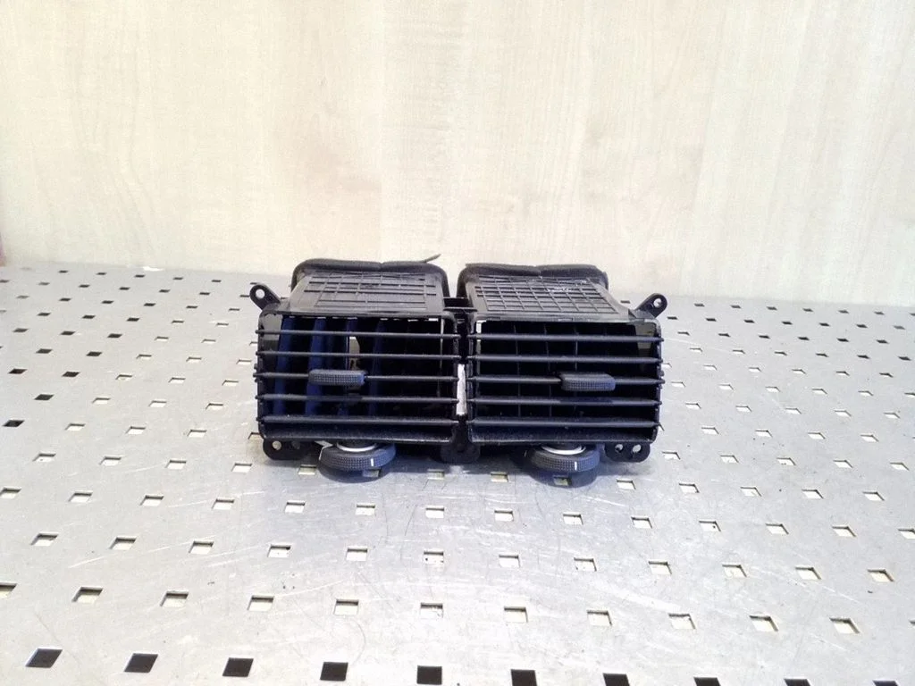Dash center air vent grill KM84810A