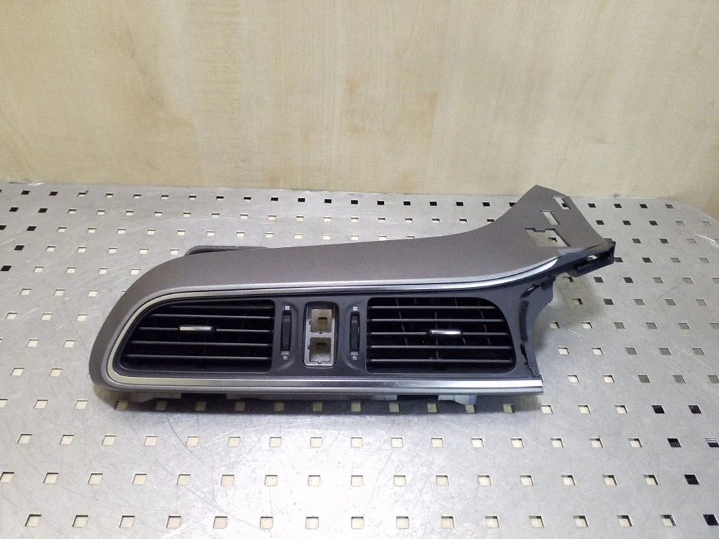 Dash center air vent grill 687502972R