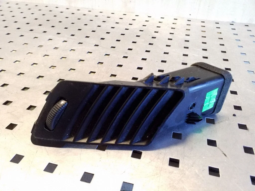 Dash center air vent grill A9068300254