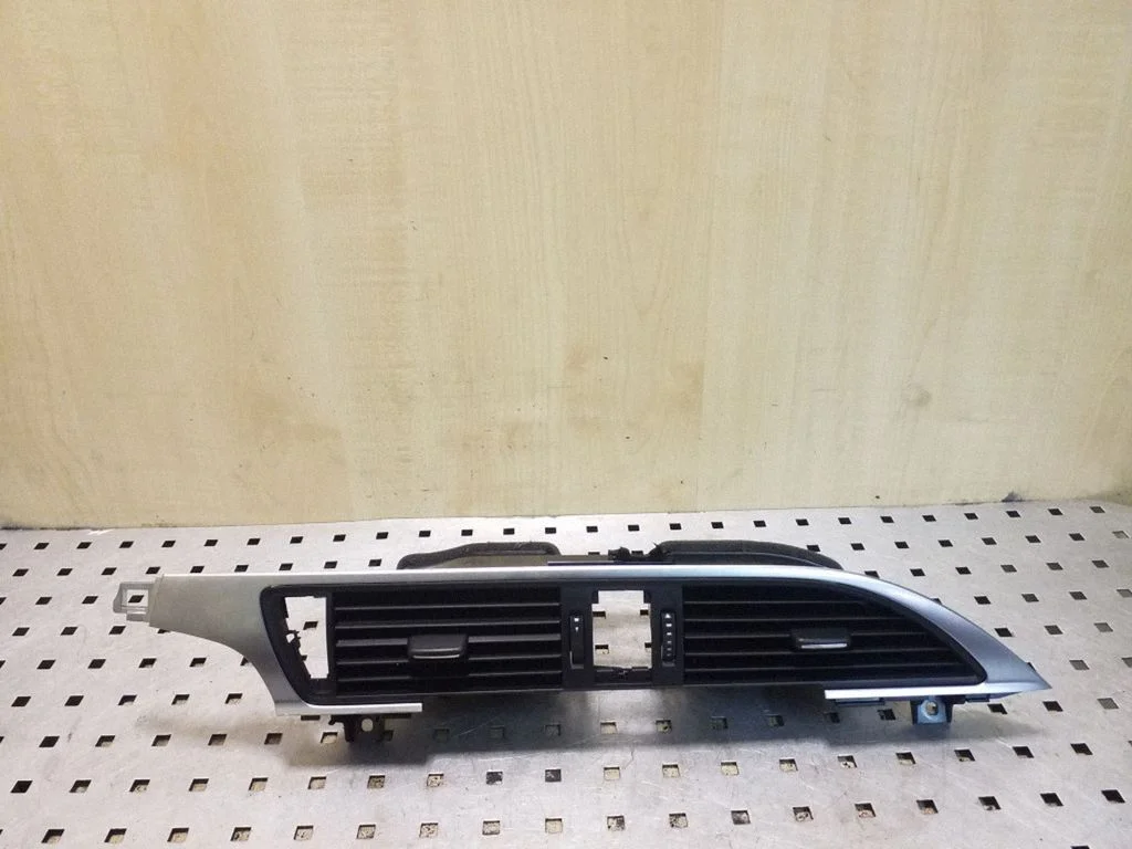 Dash center air vent grill REU9026300