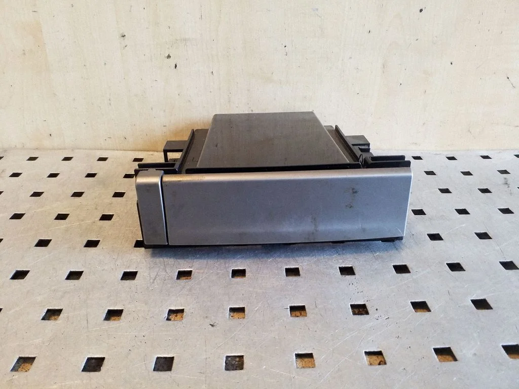Glove box D030418A0535