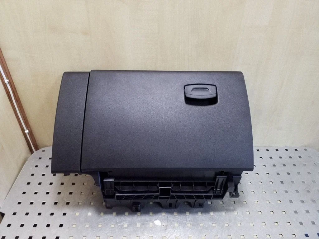 Glove box 685002547R