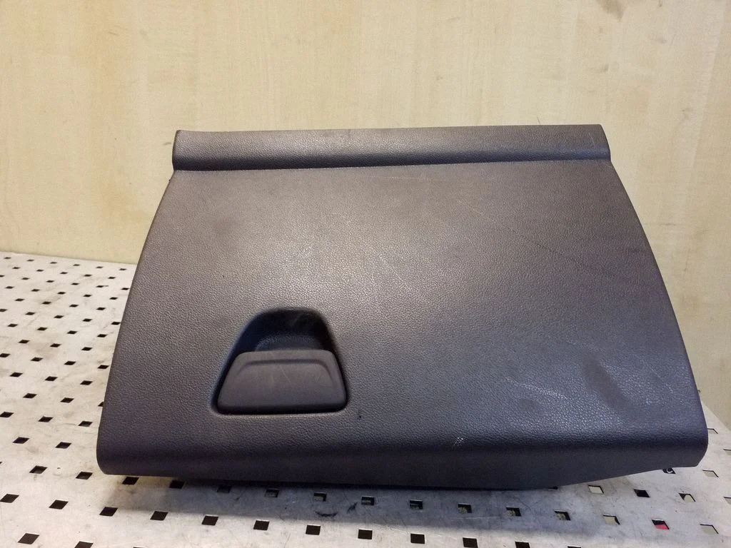 Glove box AM51R06044