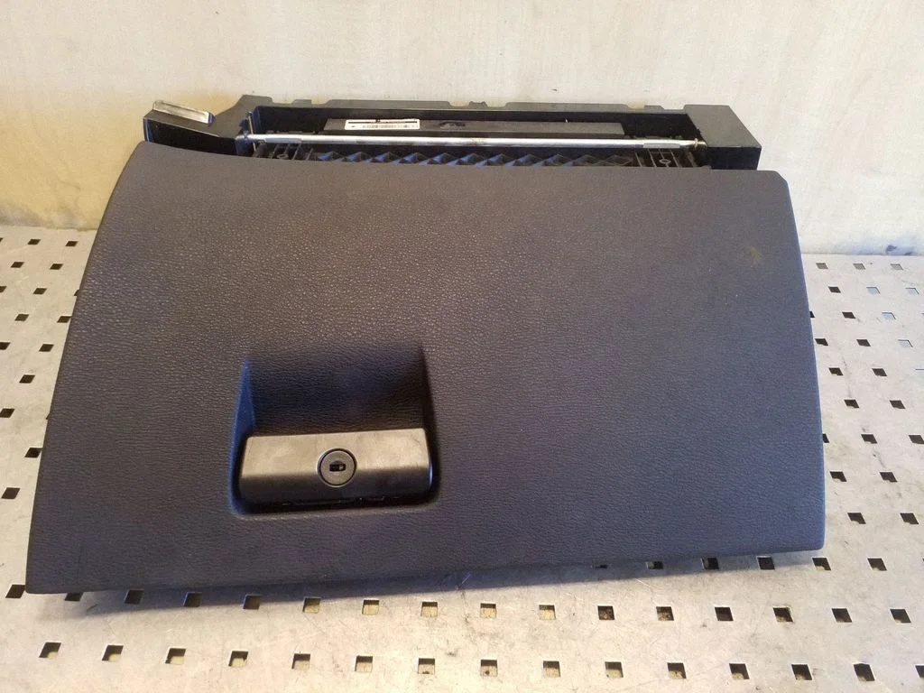 Glove box