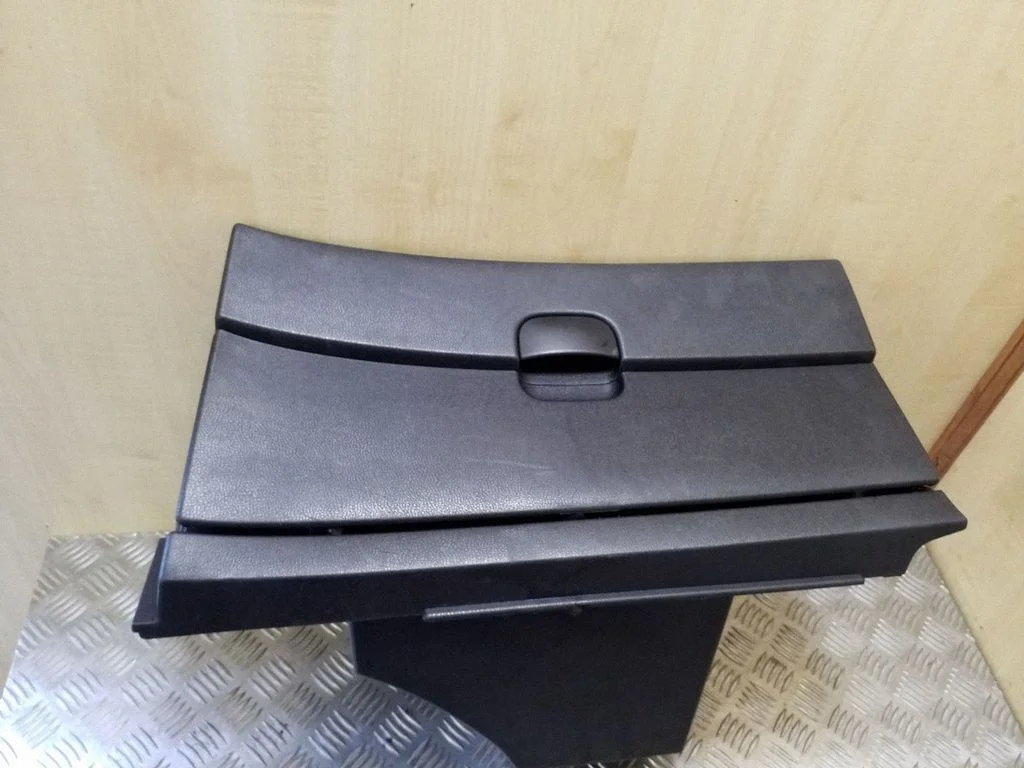 Glove box – Nissan Qashqai+2 (2008-2010)