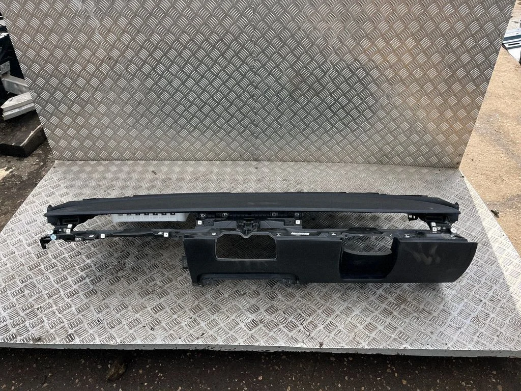 Deska rozdzielcza 111160900 – Tesla Model Y (2020-)