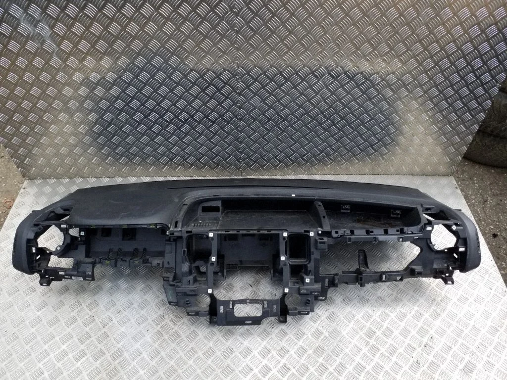 Dashboard 681004777R